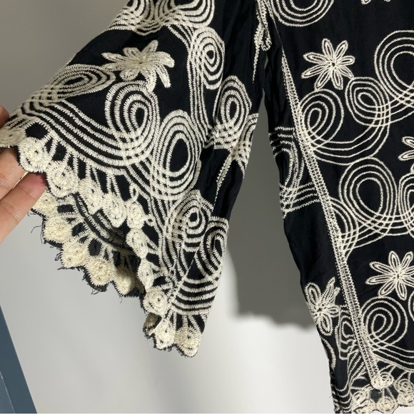 Very J Black White Embroidery Scalloped Hem/Sleeves Floral Round Neck Blouse M/L - Picture 5 of 14